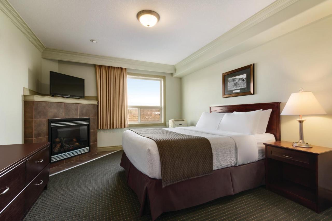 Quality Inn & Suites Whitecourt Kültér fotó