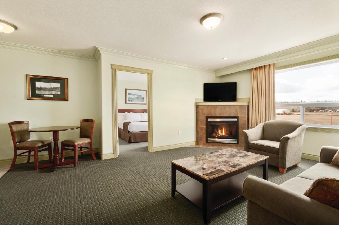 Quality Inn & Suites Whitecourt Kültér fotó