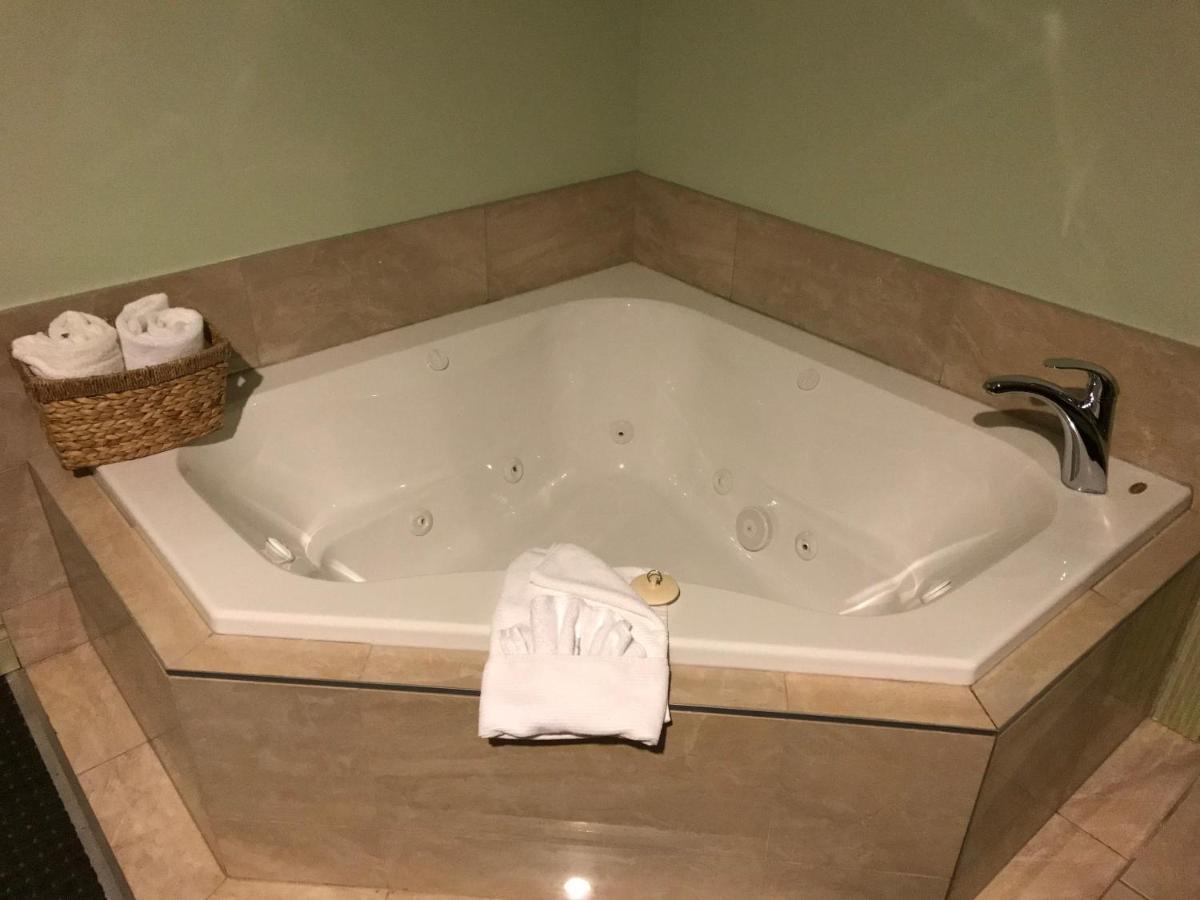 Quality Inn & Suites Whitecourt Kültér fotó