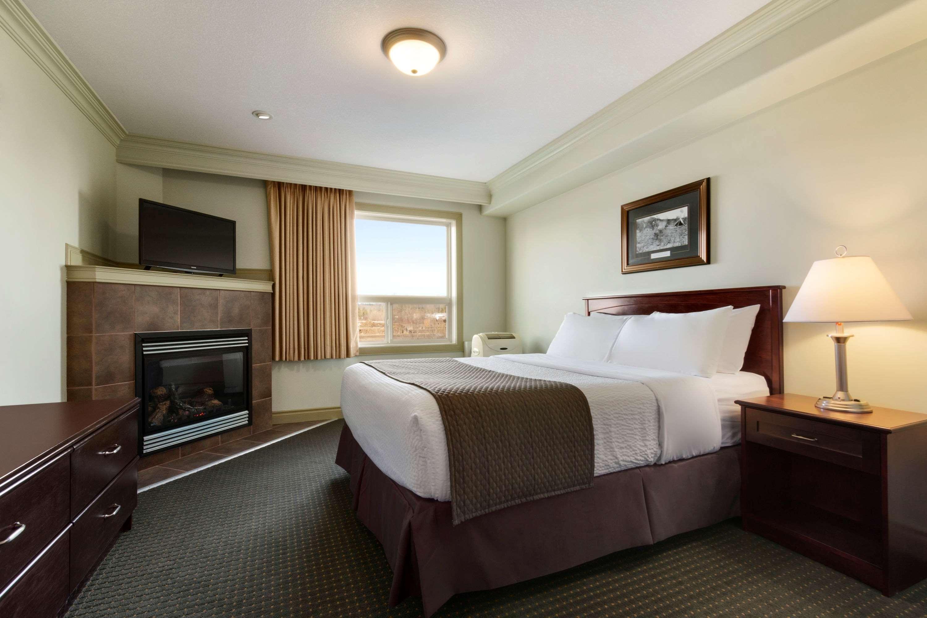 Quality Inn & Suites Whitecourt Kültér fotó