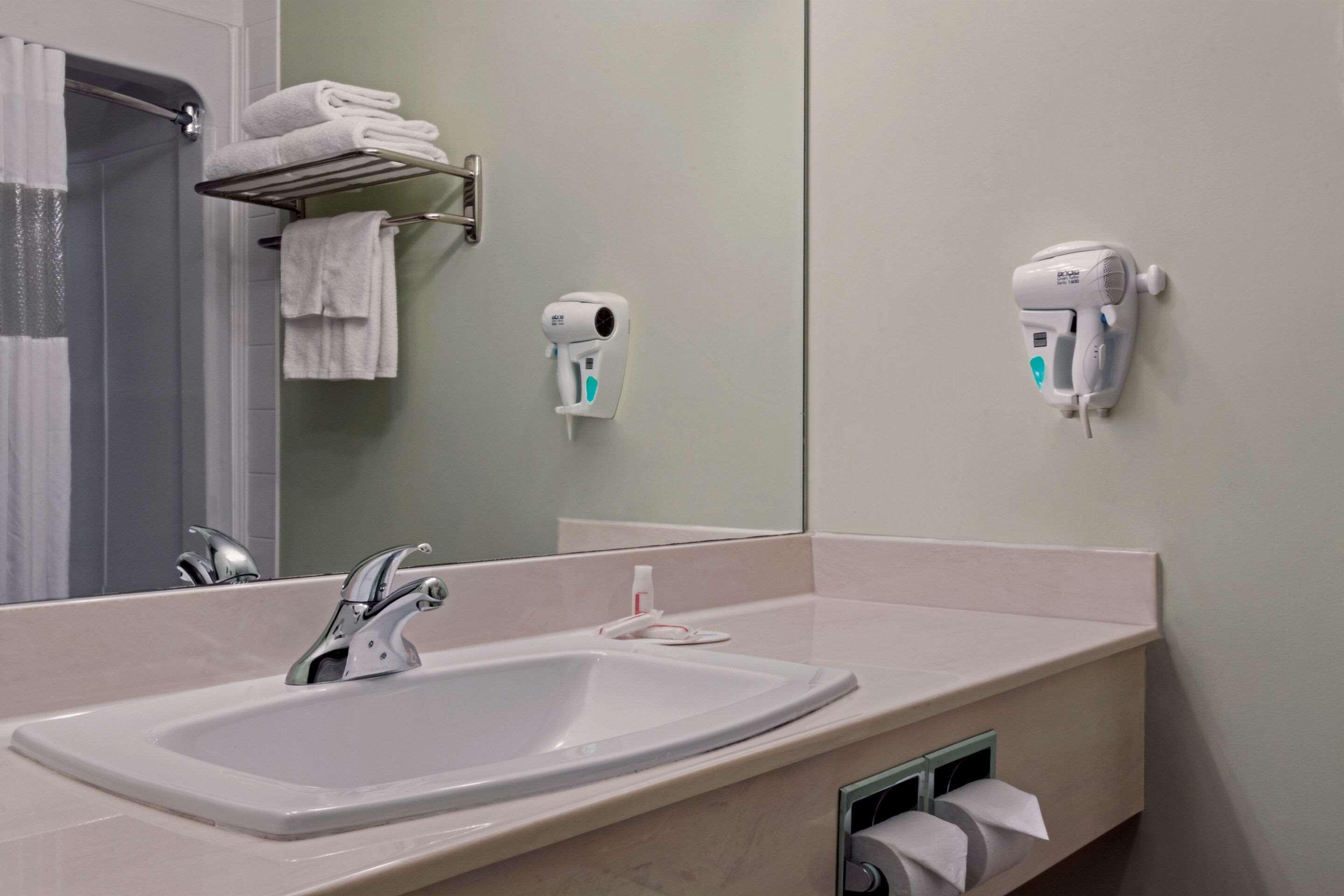 Quality Inn & Suites Whitecourt Kültér fotó