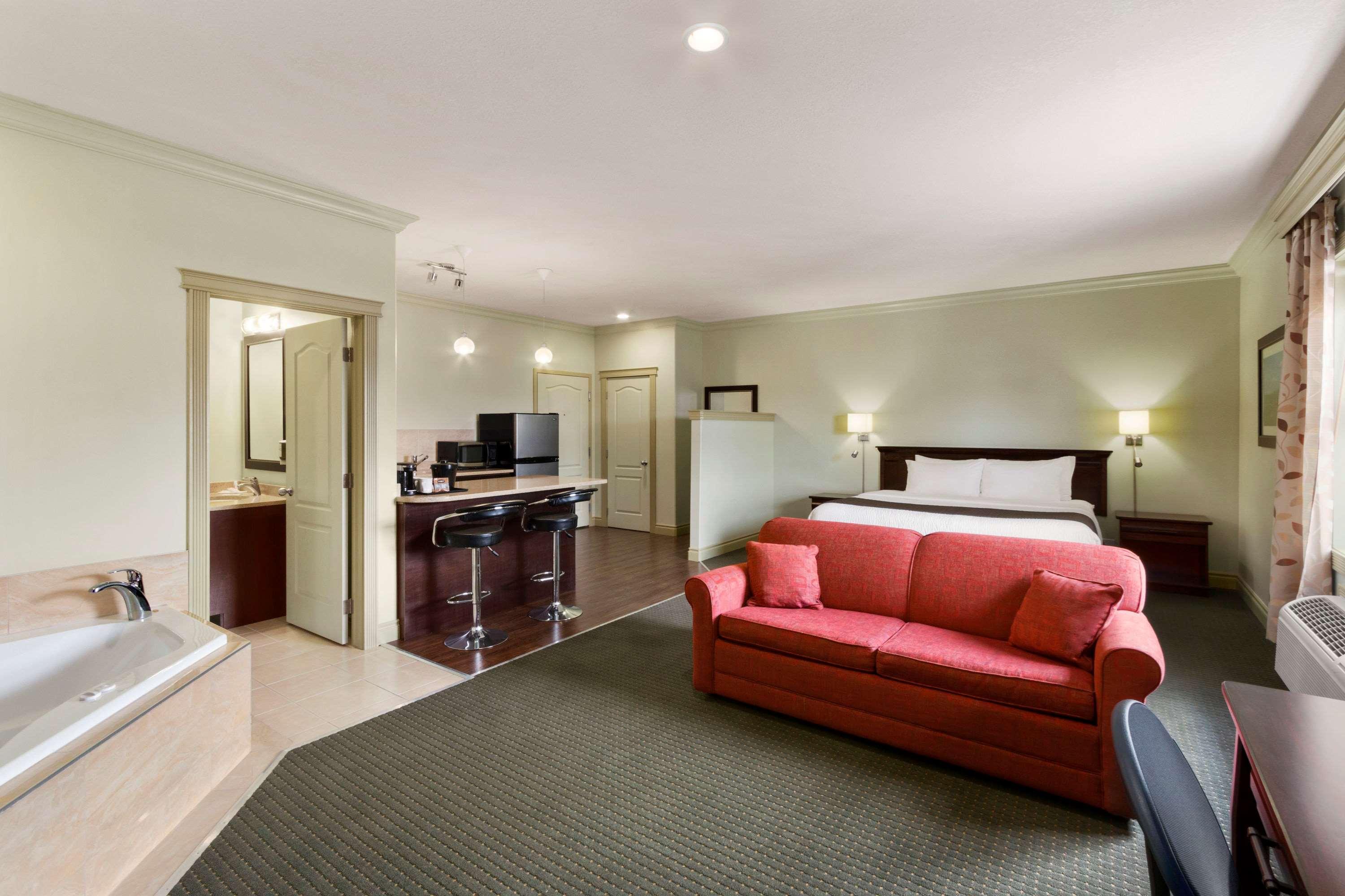 Quality Inn & Suites Whitecourt Kültér fotó