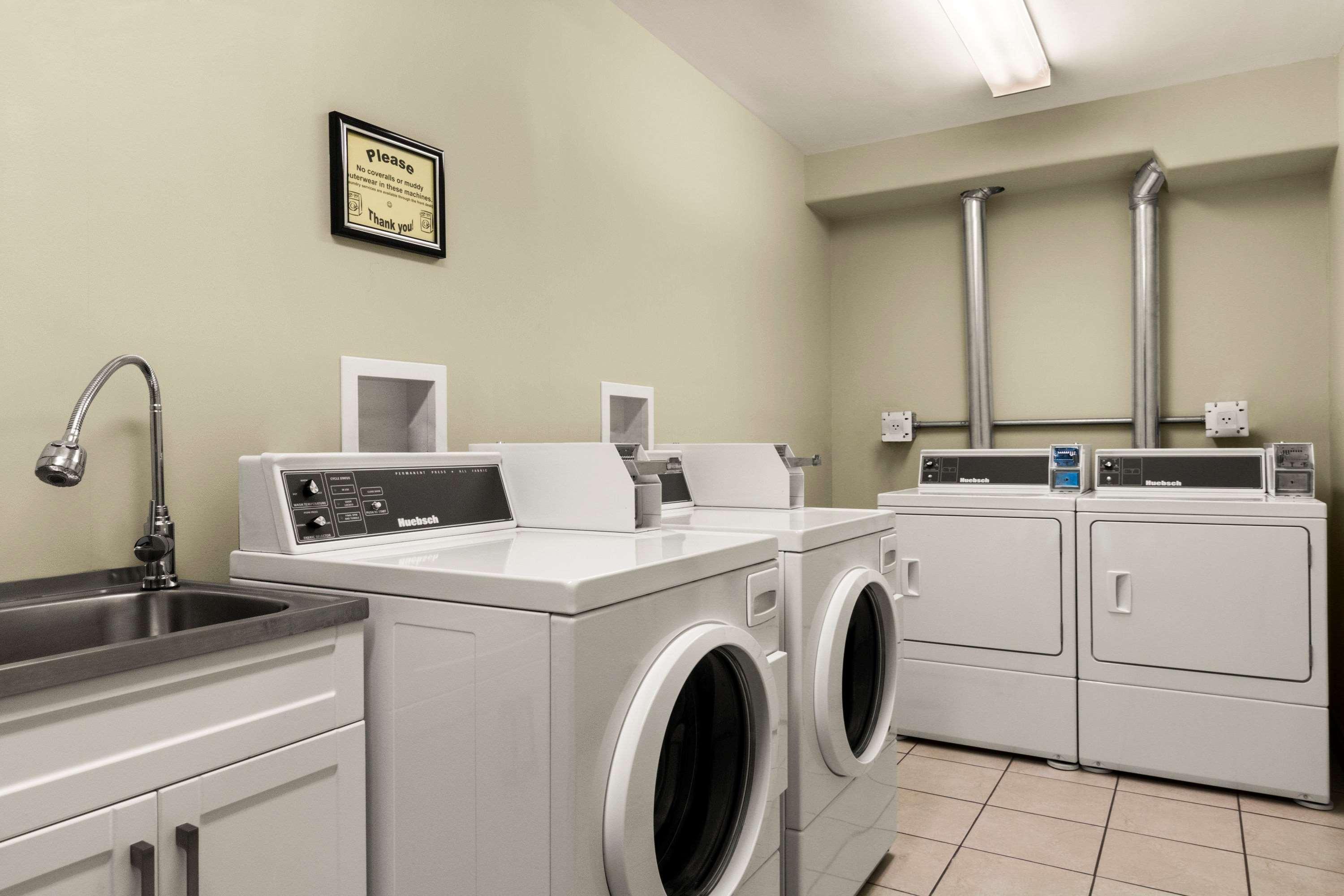Quality Inn & Suites Whitecourt Kültér fotó