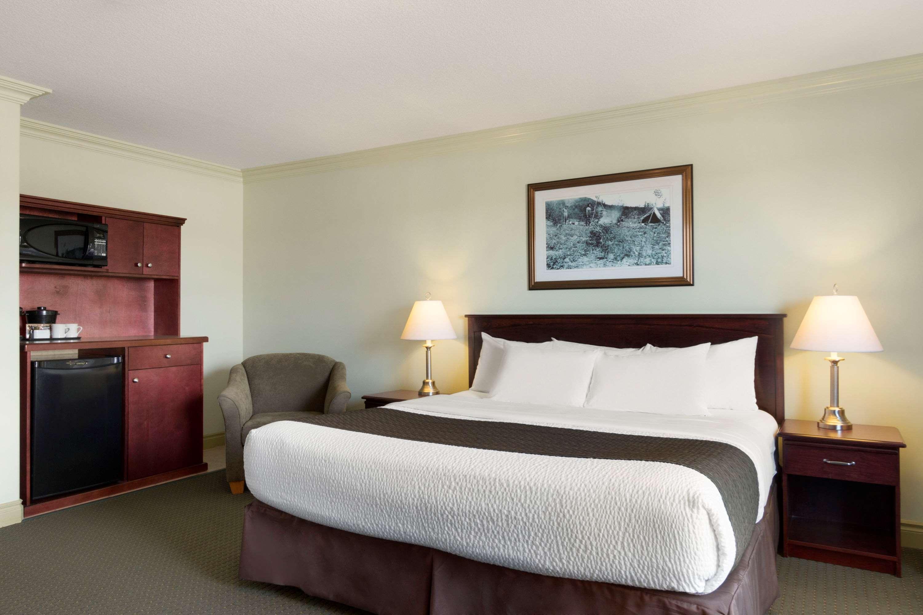 Quality Inn & Suites Whitecourt Kültér fotó