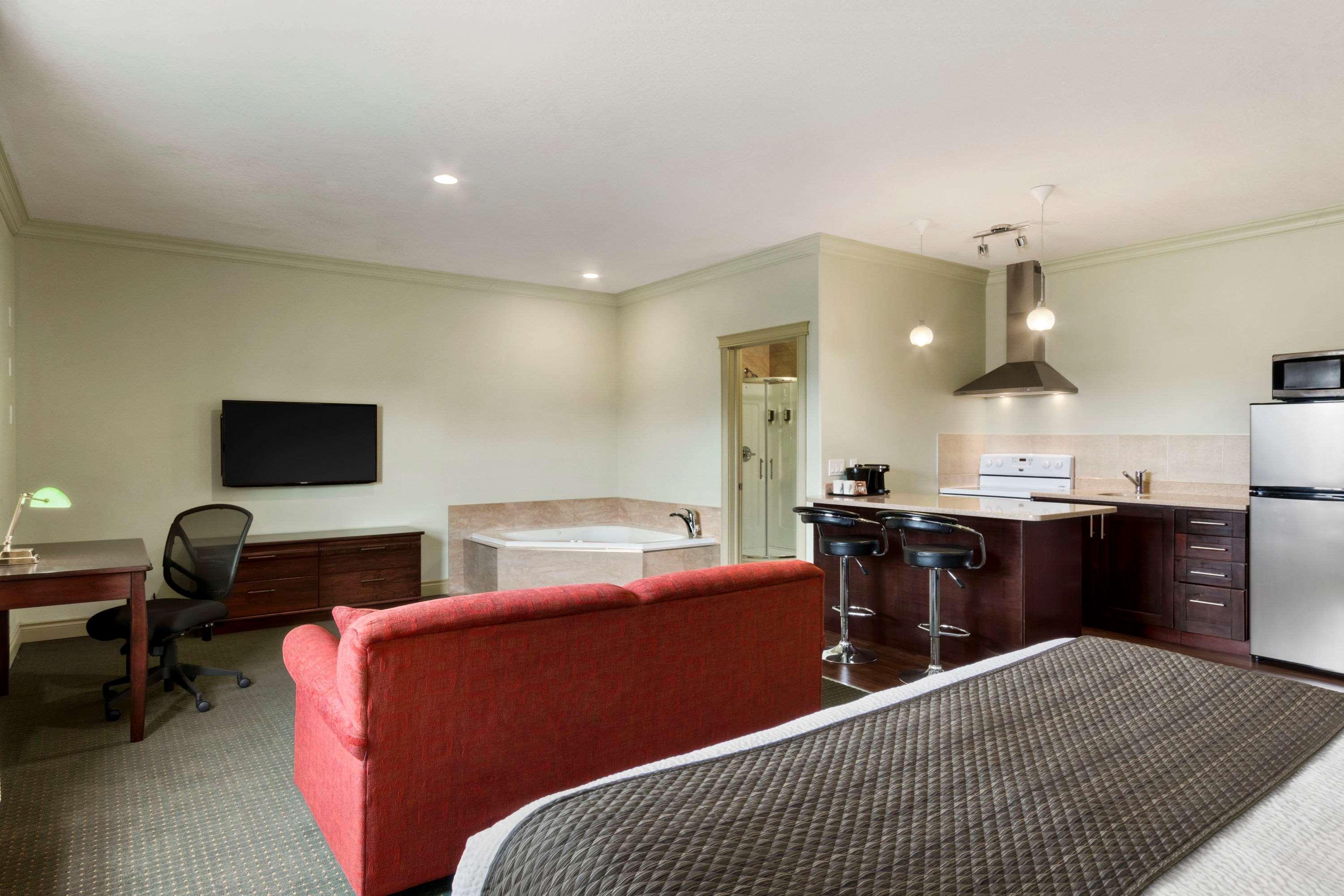Quality Inn & Suites Whitecourt Kültér fotó