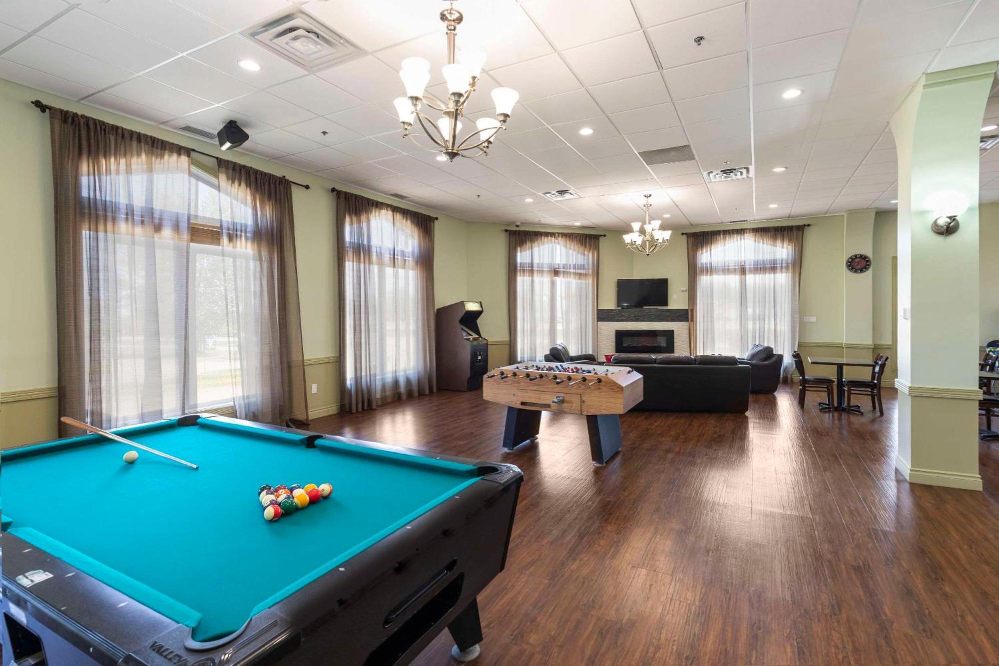 Quality Inn & Suites Whitecourt Kültér fotó