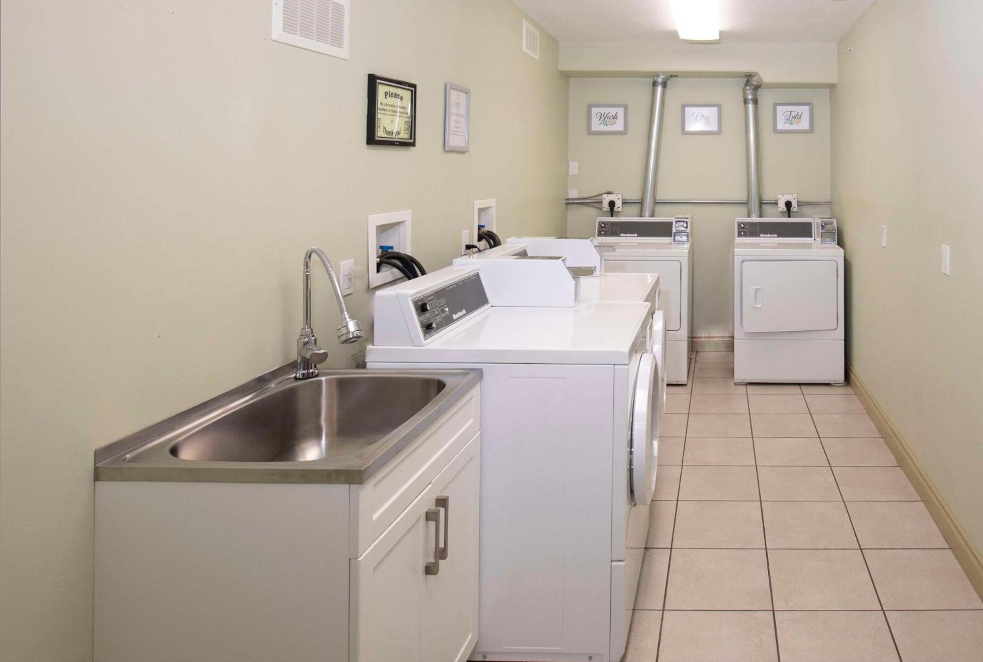 Quality Inn & Suites Whitecourt Kültér fotó