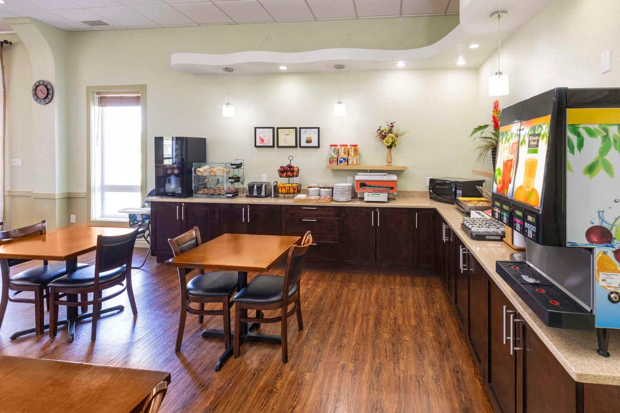 Quality Inn & Suites Whitecourt Kültér fotó