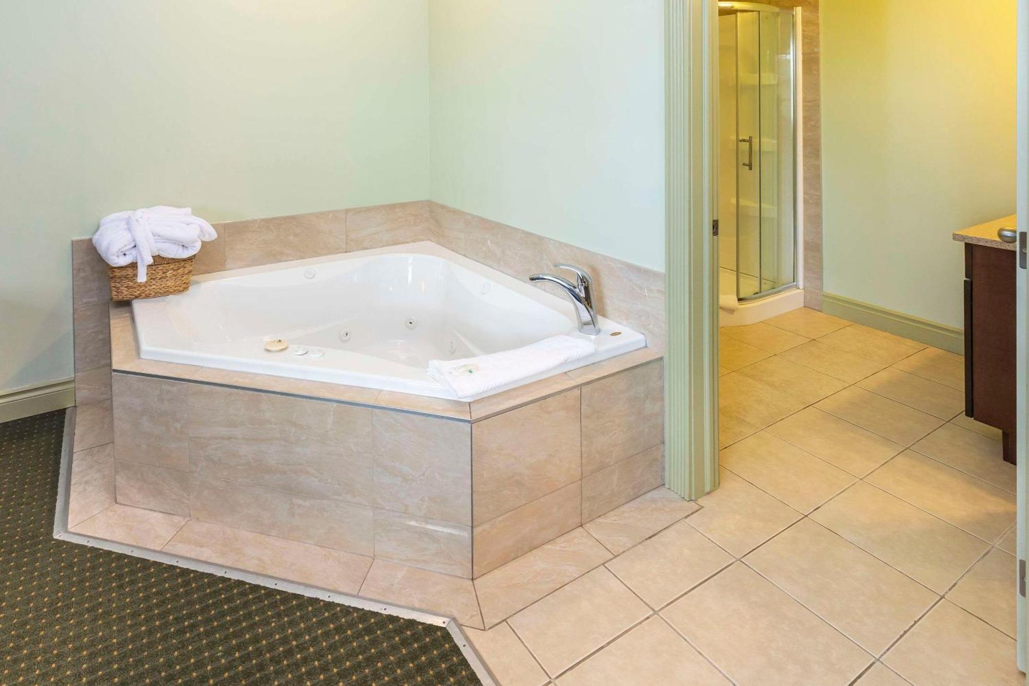 Quality Inn & Suites Whitecourt Kültér fotó