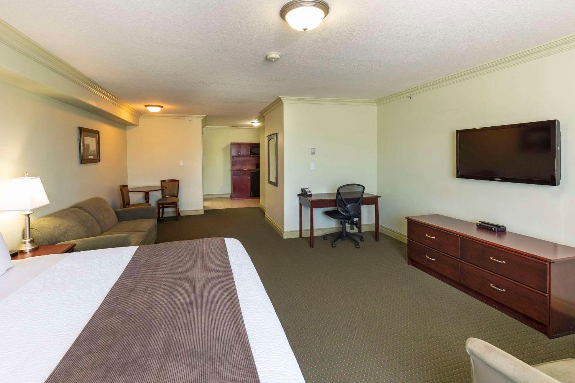 Quality Inn & Suites Whitecourt Kültér fotó