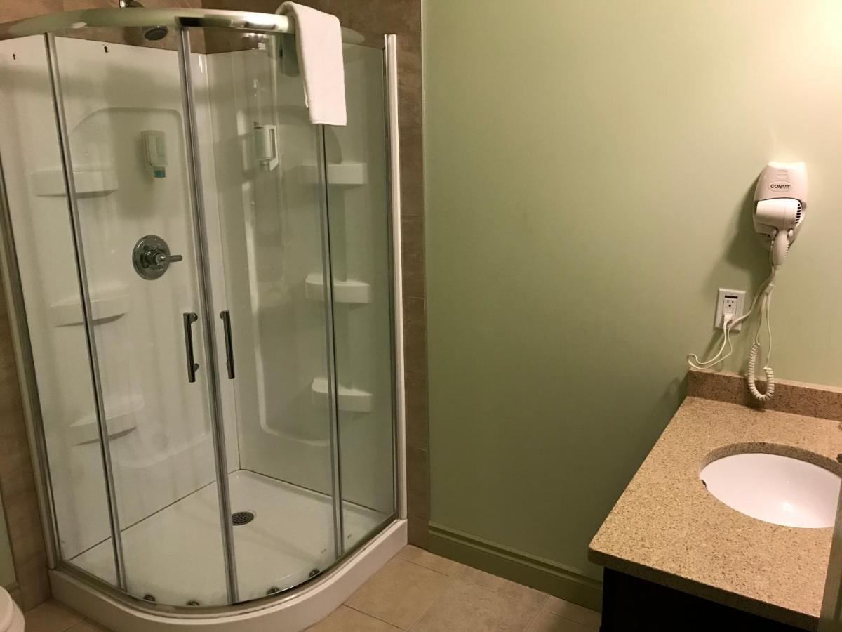 Quality Inn & Suites Whitecourt Kültér fotó